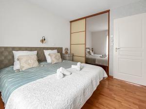 Ένα ή περισσότερα κρεβάτια σε δωμάτιο στο Terrasse, Parking privé, Vue lac & montagne