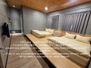 a room with two beds and a tv in it at 正記製茶所民宿-只接待成年旅客 in Le-yeh