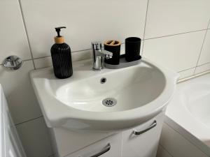 Ένα μπάνιο στο Komfort & Stil, Moderne Wohnung mit Fitnessraum +23 φωτογραφίες