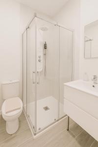 a bathroom with a shower and a toilet and a sink at Suite by Hawkins interior 1º A in Algeciras