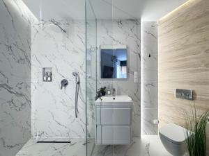 Un baño blanco con ducha y lavabo. en Heaven Sauna Residence, en Rzeszów