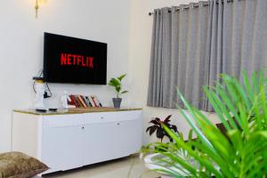 焦特布尔White Rabbit的客厅里，梳妆台上放着一台电视 更多99张照片