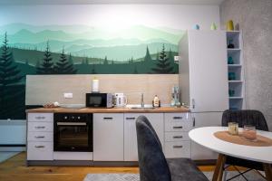 een keuken met een muurschildering op de berg bij Mountain goat Bjelašnica in Bjelašnica