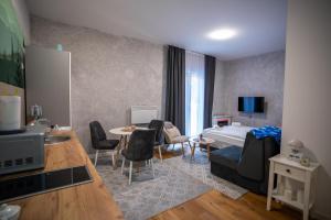 een hotelkamer met een bed en een woonkamer bij Mountain goat Bjelašnica in Bjelašnica