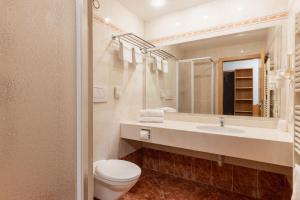 Un baño de Hotel Brenner - Stop & Go 33 fotos más