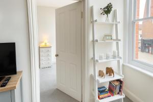 ホーリーにあるRioland Apartment near Gatwickの棚が付いた白いドアのある部屋