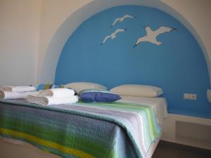 Llit o llits en una habitació de St George Antiparos Apartments and studios