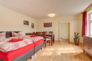 1 Schlafzimmer mit einem Bett und einem Esszimmer in der Unterkunft Altstadt Ferienwohnung in Neuruppin