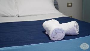 un asciugamano bianco è steso su un letto di Le Cortiglie Affittacamere a Piedimonte dʼAlife