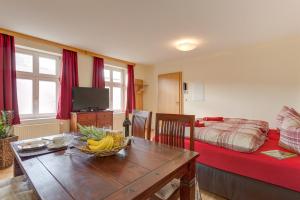 a room with a table with a bowl of bananas on it at Altstadt Ferienwohnung in Neuruppin