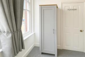 ホーリーにあるRioland Apartment near Gatwickの鏡と窓のある部屋