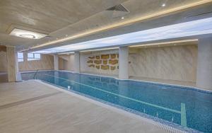 a swimming pool in a large building with a swimming pool at Zvezdopad in Sheremetler