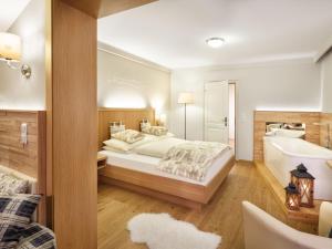 Posteľ alebo postele v izbe v ubytovaní Hotel Lärchenhof + 37 fotografií