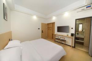 TV a/nebo společenská místnost v ubytování Zhangjiajie and Mountain B&B