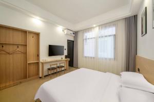 Postel nebo postele na pokoji v ubytování Zhangjiajie and Mountain B&B