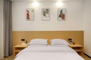 Postel nebo postele na pokoji v ubytování Zhangjiajie and Mountain B&B