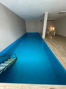 - une piscine d'eau bleue dans une chambre dans l'établissement Best View Appart Minusio, à Minusio