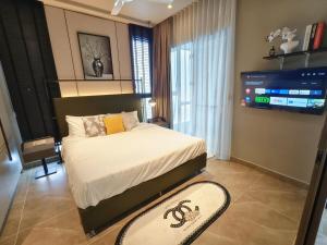 Un dormitorio con una cama y un televisor de pantalla plana. en Antara Genting Jaccuzi Mountain View 3BR -8pax FREE 2CP, en Genting Highlands 41 fotos más