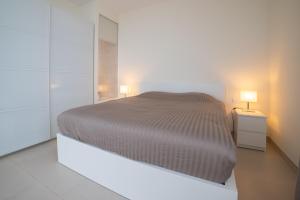 - un grand lit dans une chambre blanche avec deux lampes dans l'établissement Janmarsol, à Vinaròs 8 autres photos