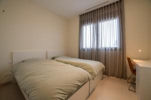 une petite chambre avec un lit et une fenêtre dans l'établissement Janmarsol, à Vinaròs