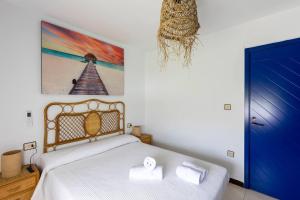 Un dormitorio con una cama y una puerta azul. en adosado con piscina junto a la playa, en Salobreña 36 fotos más