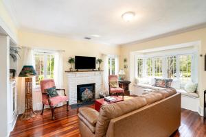 Μια τηλεόραση ή/και κέντρο ψυχαγωγίας στο Lotus Eclectic Charm near Downtown and River