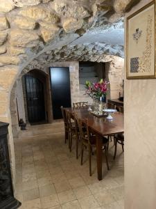a dining room with a wooden table and chairs at Marais Romantique Paris centre 4 chambres in Paris