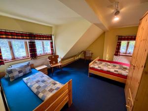 Ένα ή περισσότερα κρεβάτια σε δωμάτιο στο Chalupa Javořinka