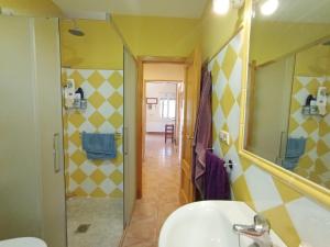 Bilik mandi di Explora Los Calares del Mundo
