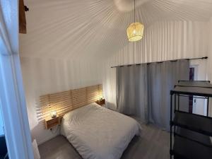 Ένα ή περισσότερα κρεβάτια σε δωμάτιο στο Maison de campagne