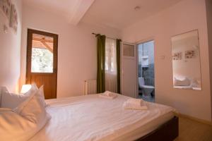 ブシュテニにあるAmber`s Vilaのベッドとタオル2枚のある寝室