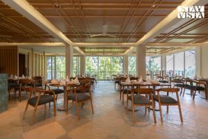 Restoran või mõni muu söögikoht majutusasutuses StayVista at Dos - The Himalayan Den with Jacuzzi