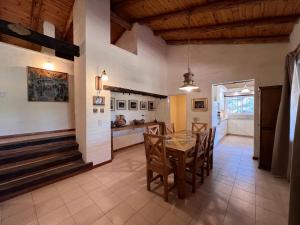 una cucina e una sala da pranzo con tavolo e sedie di Casa de Campo a metros del rio en las Sierras de Cordoba a Atos Pampa Altre 19 foto