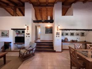 un soggiorno con soffitti in legno e una scala di Casa de Campo a metros del rio en las Sierras de Cordoba a Atos Pampa