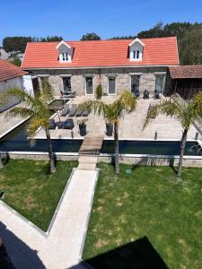 una vista aerea di una grande casa con palme di Lourença Stays - Quinta Lourenca a Vilar
