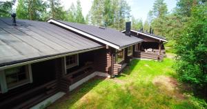 an aerial view of a log house with a yard at Koli Iso-Ryläys in Kolinkylä