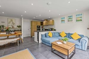 ルーにあるHouse 9の青いソファとテーブルのあるリビングルーム