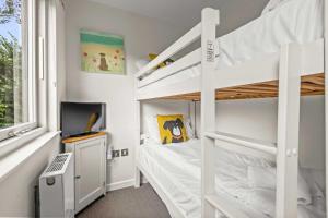 ルーにあるHouse 9のベッドルーム1室(二段ベッド2台、テレビ付) +30枚の写真