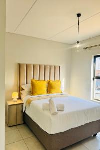 Postel nebo postele na pokoji v ubytování 2 Bedroom The Blyde Crystal Lagoon Luxe