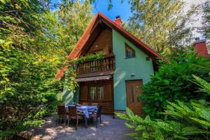 a house with a table and chairs in front of it at Casa Nature Neno in Pleteno