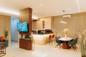 Una cocina y una sala de estar con mesa y sillas. en Slokayana Villas, en Uluwatu