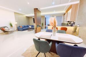 Una cocina y una sala de estar con mesa y sillas. en Slokayana Villas, en Uluwatu 47 fotos más