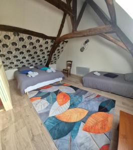 Parçay-les-PinsにあるMaison campagnardeの床に傘が置かれたベッドが2つある寝室