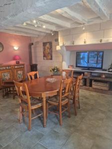 Parçay-les-PinsにあるMaison campagnardeの木製のテーブルと椅子のあるダイニングルーム