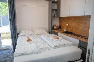 ビイェラシュニツァにあるApartment Mima Bjelasnicaの枕が2つ置かれたベッドのある寝室 +32枚の写真
