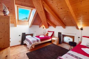 DaianoにあるDimora La Roccaの屋根裏のベッドルーム(ベッド1台、暖炉付)