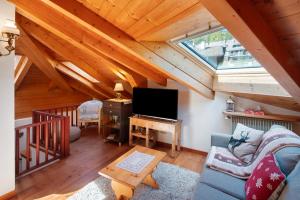 a living room with a couch and a tv at Dimora La Rocca in Daiano