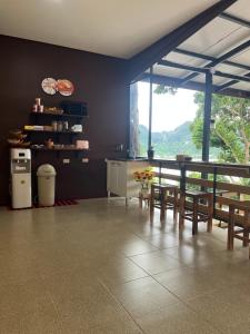 Una cocina o cocineta en The view Hostel