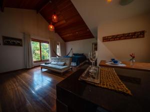 a living room with a couch and a table at Chalé Brandt Huss in Santa Teresa