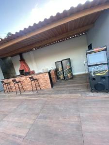 a patio with chairs and a screen in a building at Espaço Carvalho in Itapecerica da Serra